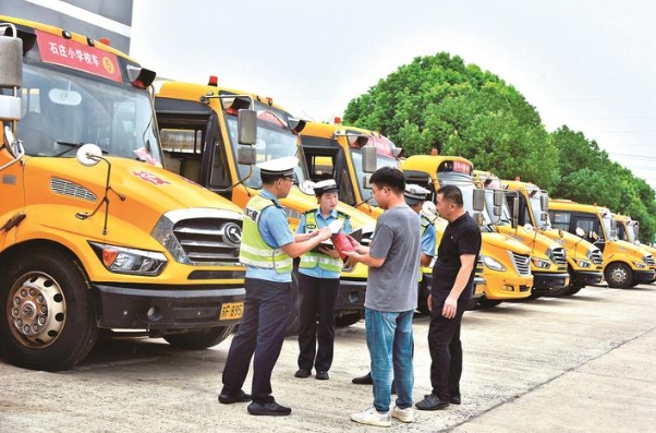 民警輔警對校車進行安全檢查